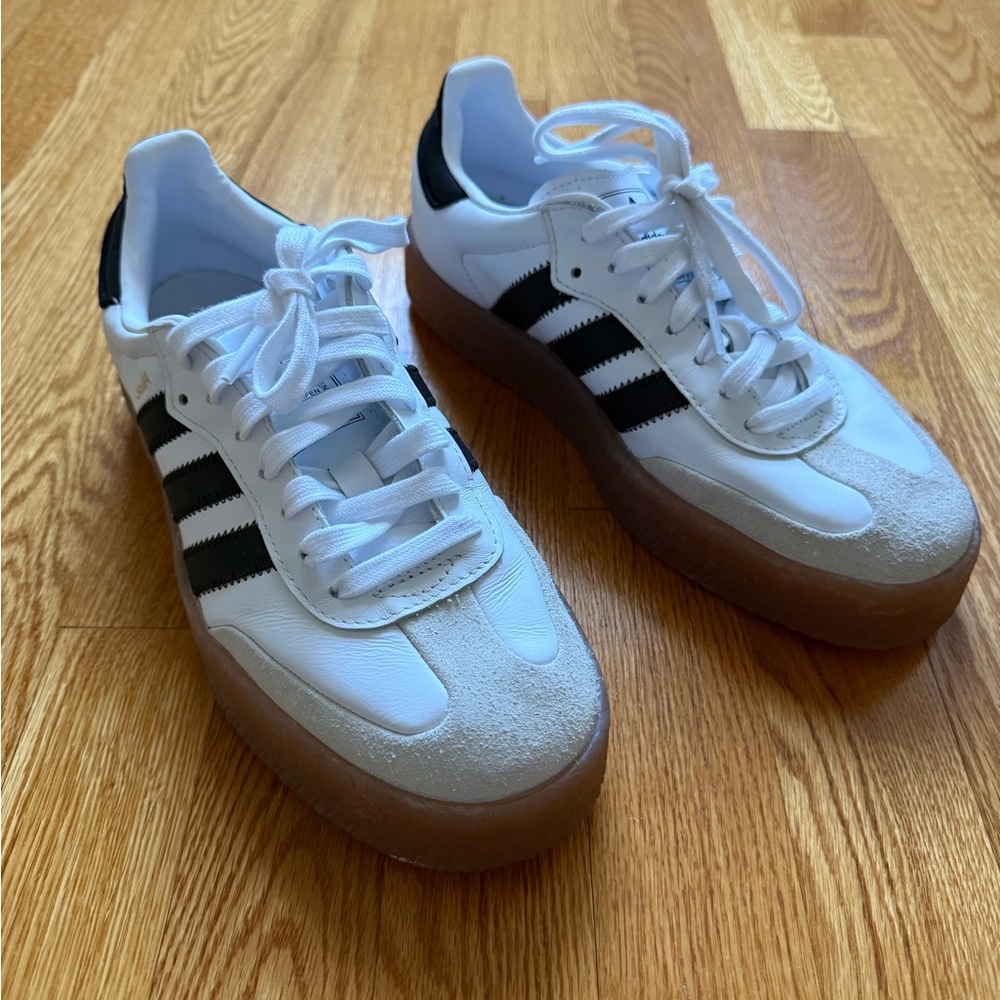 Adidas Women’s Sambae, White and Black Sneakers with Gum Sole, size 8